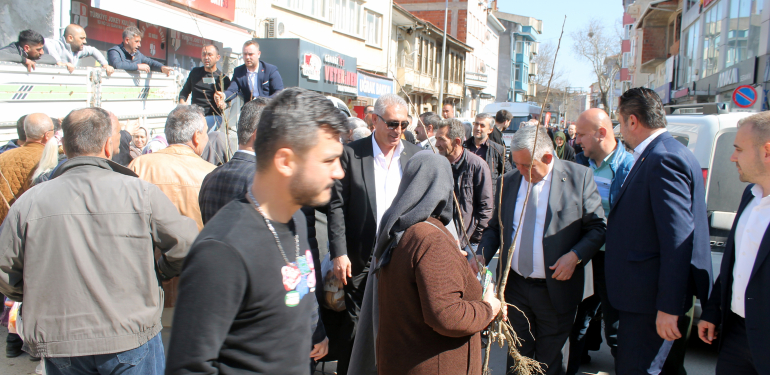 Yenişehirliler dağıtılan meyve fidanlarına yoğun ilgi gösterdi