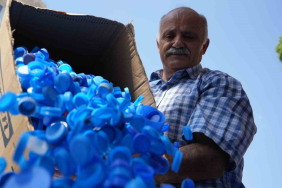 14 YILDA 9 MİLYON KAPAK TOPLADI, ENGELLİLERE TEKERLEKLİ SANDALYE BAĞIŞLADI EMEKLİ OLDUKTAN SONRA HAYATINI HAYIR İŞLERİNE ADADI, ONLARCA ÖĞRENCİYE BURS VERDİ