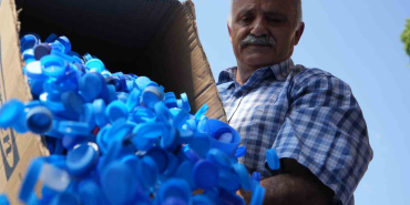 14 YILDA 9 MİLYON KAPAK TOPLADI, ENGELLİLERE TEKERLEKLİ SANDALYE BAĞIŞLADI EMEKLİ OLDUKTAN SONRA HAYATINI HAYIR İŞLERİNE ADADI, ONLARCA ÖĞRENCİYE BURS VERDİ