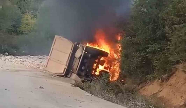 Bursa’da Devrilen kamyon alev alev yandı