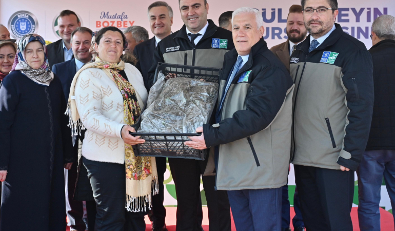 Çiftçinin yüzü Büyükşehir ile güldü