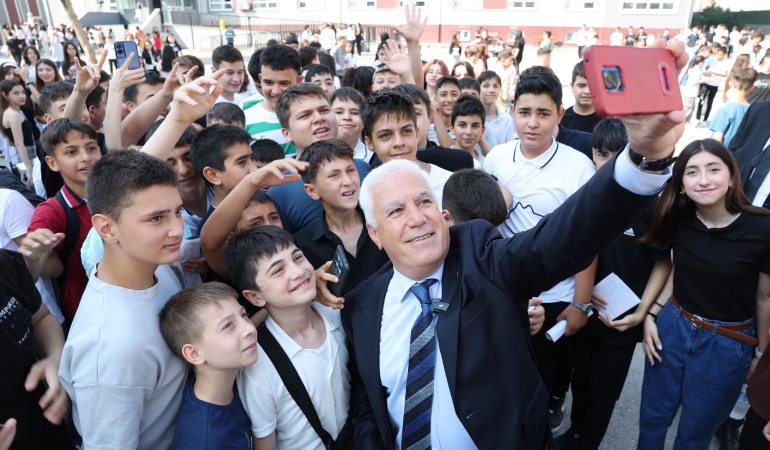 Başkan Bozbey, öğrencilerin karne sevincine ortak oldu