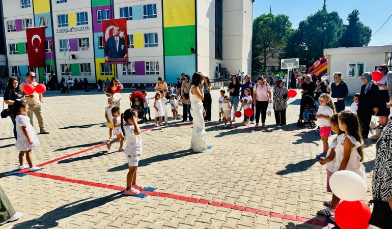 AKÇEŞME İLKOKULUNDA 300 YENİ ÖĞRENCİYE BÜYÜK SÜRPRİZ